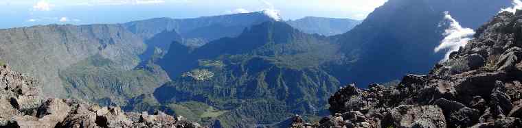 Cirque de Mafate, et au fond, le cirque de Salazie