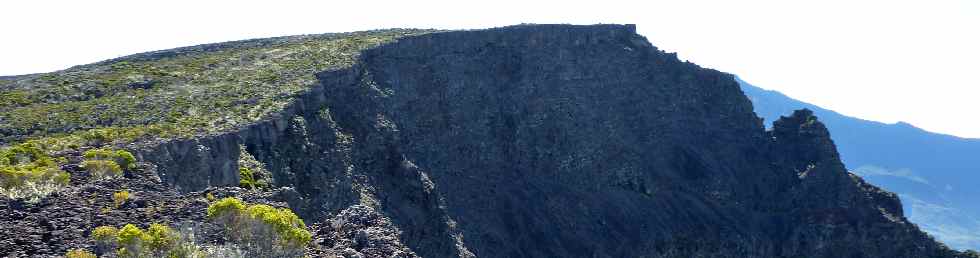 Rempart du cirque de Cilaos au nord du Petit Bnare