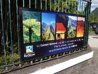 Pitons, cirques et remparts ...