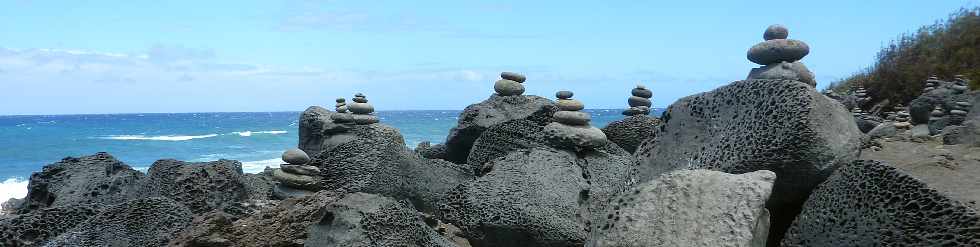 Sentier littoral d'Etang-Sal - Coules basaltiques - Cairns -