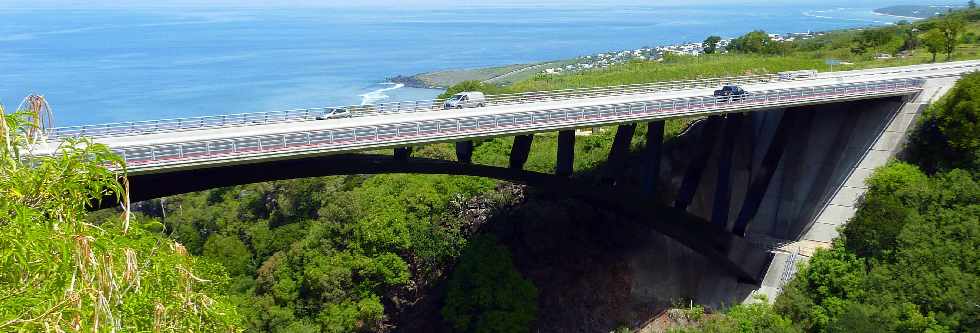 Pont sur la Ravine de la Fontaine - Route des Tamarins