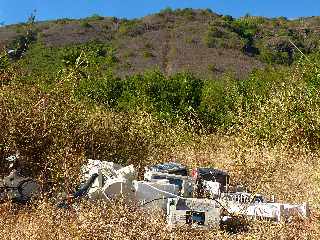 St-Paul - Dchets dposs sur la route du Tour des Roches