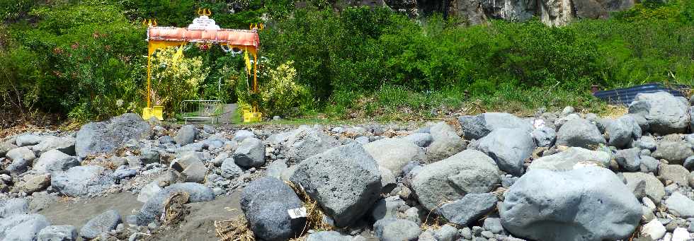 Rfection du radier du Ouaki aprs le cyclone Dumile - janvier 2013