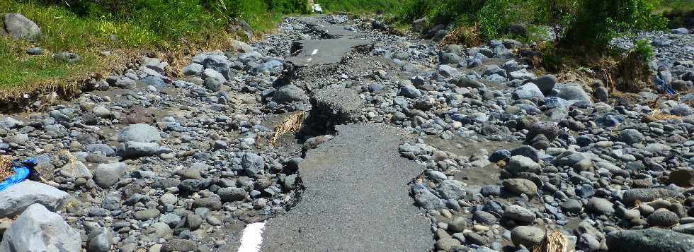 Rfection du radier du Ouaki aprs le cyclone Dumile - janvier 2013