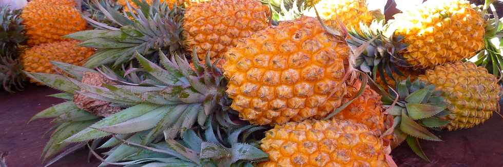 22 fvrier 2014 - March forain de St-Pierre -  Ananas Victoria de la Runion