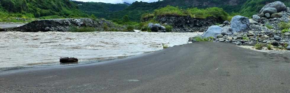 8 mars 2015 - Crue du Bras de Cilaos - Radier du Ouaki emport