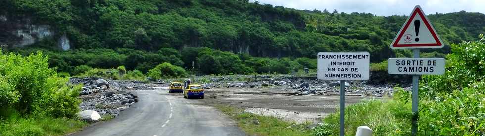 13 mars 2015 - Bras de Cilaos - Premiers travaux de rtablissement du passage de la circulation au radier du Ouaki par l'UTR Sud