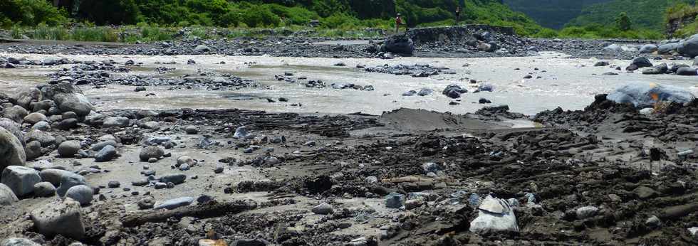 13 mars 2015 - Bras de Cilaos - Premiers travaux de rtablissement du passage de la circulation au radier du Ouaki par l'UTR Sud