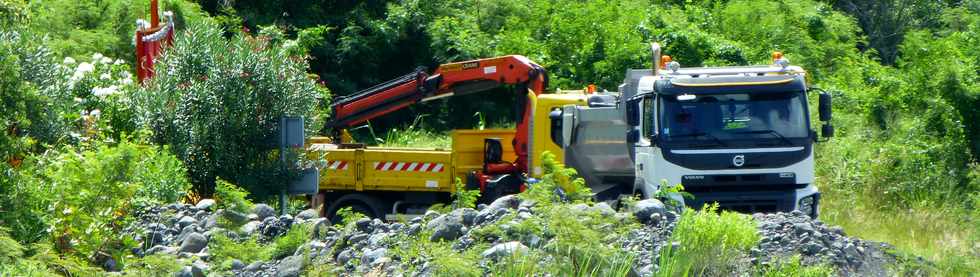 13 mars 2015 - Bras de Cilaos - Premiers travaux de rtablissement du passage de la circulation au radier du Ouaki par l'UTR Sud