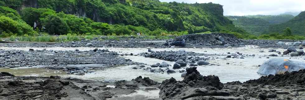 13 mars 2015 - Bras de Cilaos - Premiers travaux de rtablissement du passage de la circulation au radier du Ouaki par l'UTR Sud