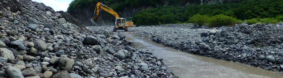 13 mars 2015 - Bras de Cilaos - Premiers travaux de rtablissement du passage de la circulation au radier du Ouaki par l'UTR Sud