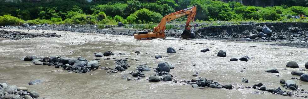13 mars 2015 - Bras de Cilaos - Premiers travaux de rtablissement du passage de la circulation au radier du Ouaki par l'UTR Sud