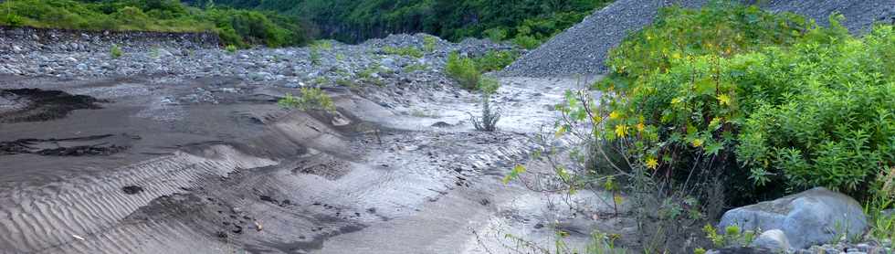 14 mars 2015 - Bras de Cilaos - Premiers travaux de rtablissement du passage de la circulation au radier du Ouaki par l'UTR Sud