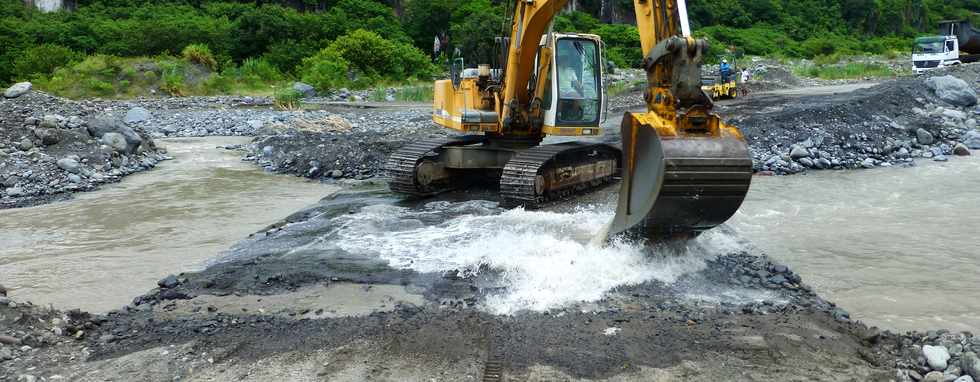 17 mars 2015 - Bras de Cilaos - Travaux au radier du Ouaki  aprs Haliba