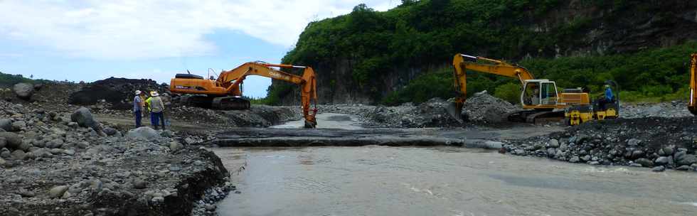 17 mars 2015 - Bras de Cilaos - Travaux au radier du Ouaki  aprs Haliba