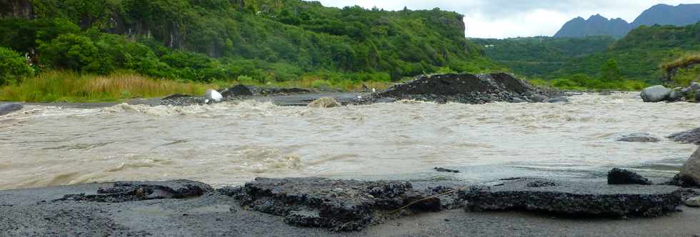 9 fvrier 2016 - Crue du Bras de Cilaos- Coupure du radier du Ouaki -