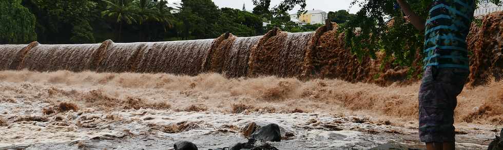 5 mars 2018 - St-Pierre - Cyclone Dumazile - Radier de la rivire d'Abord submerg -