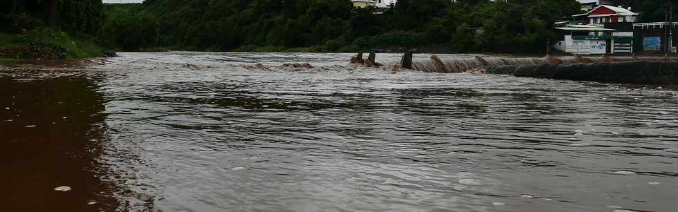 5 mars 2018 - St-Pierre - Cyclone Dumazile - Radier de la rivire d'Abord submerg -