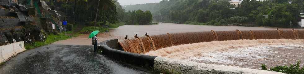 5 mars 2018 - St-Pierre - Cyclone Dumazile - Radier de la rivire d'Abord submerg -