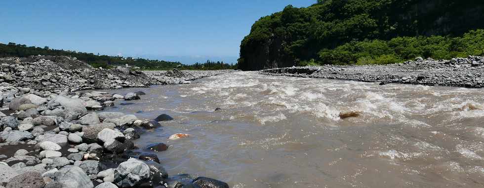 13 mars 2018 - Bras de Cilaos - Travaux au radier du Ouaki aprs le passage du cyclone Dumazile
