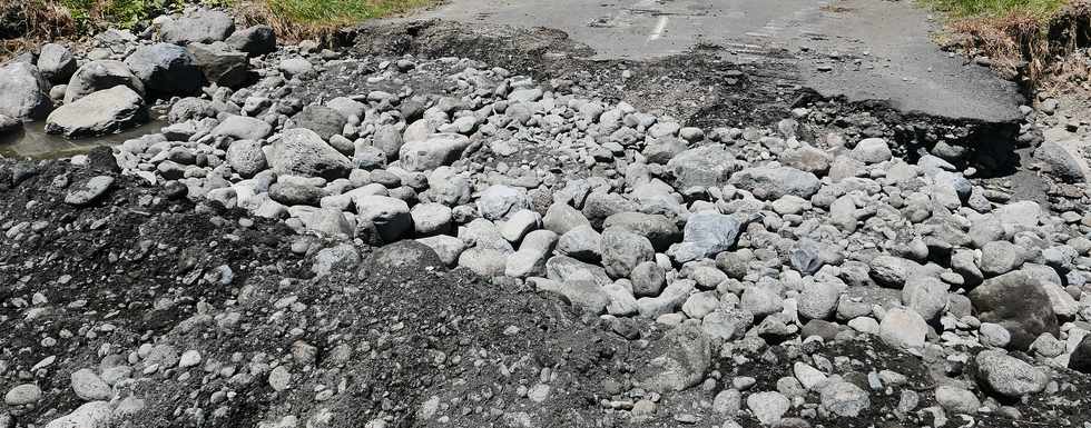 13 mars 2018 - Bras de Cilaos - Travaux au radier du Ouaki aprs le passage du cyclone Dumazile -
