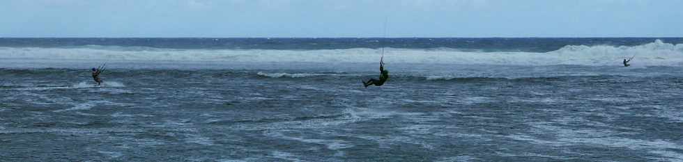 18 avril 2018 - St-Pierre - houle - kitesurfers devant la plage de la gendarmerie -