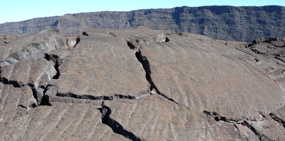 Enclos, dalles fractur�es