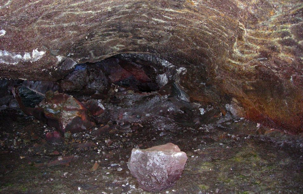 Tunnel de lave des coul�es du Piton Kapor