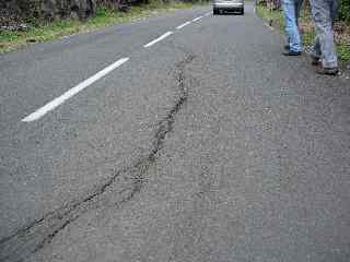 Fissure sur la route du Tremblet