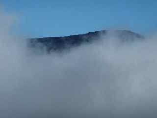 Sommet du Piton des Neiges mergeant au-dessus des nuages