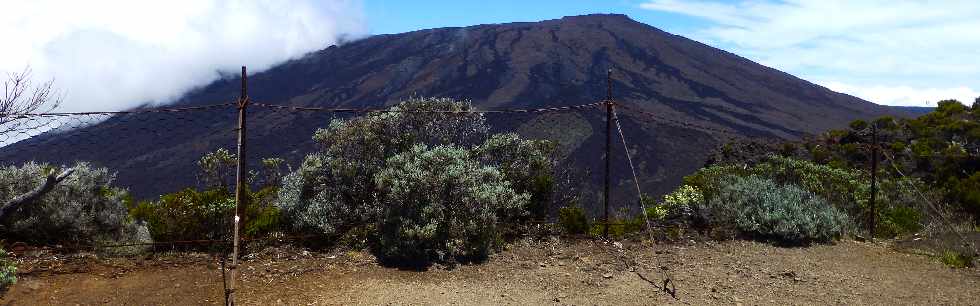Piton de Partage (Piton Sale) - Vue sur la Fournaise
