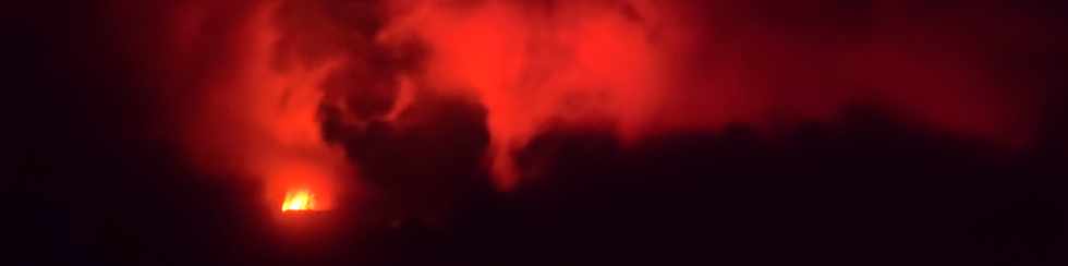 19 mai 2015 - Piton de la Fournaise - Sentier du Piton de Bert -  Vue sur l'ruption du 17 mai 2015 prs du Cratre Langlois -
