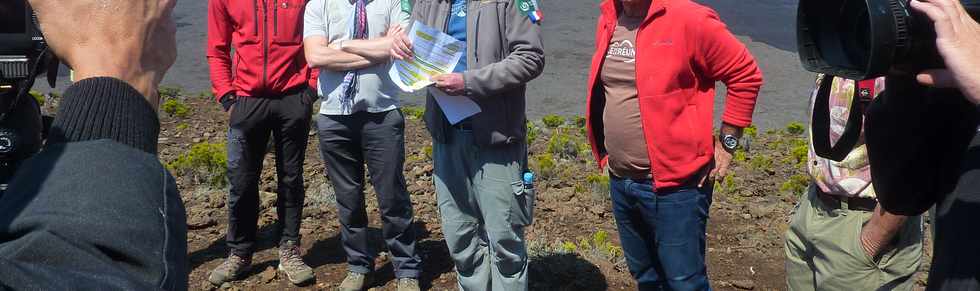 30 octobre 2015 - Massif de la Fournaise - Piton Rouge - Crmonie de dnomination du cratre Kei Aki et du cratre Kalla et Pl