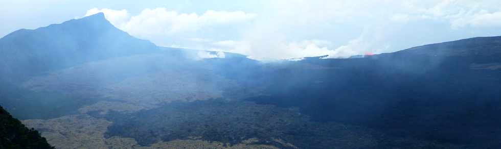 3 avril 2018 - Eruption du Piton de la Fournaise - Fissure au pied du Nez Coup de Ste-Rose - Vue depuis le sentier