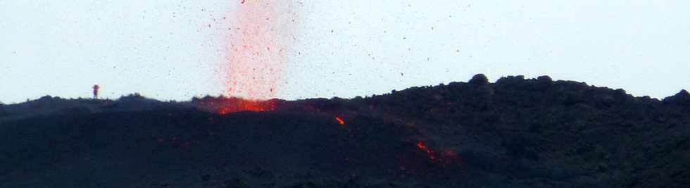 3 avril 2018 - Eruption du Piton de la Fournaise - Fissure au pied du Nez Coup de Ste-Rose - Vue depuis le sentier  - Hlicoptre