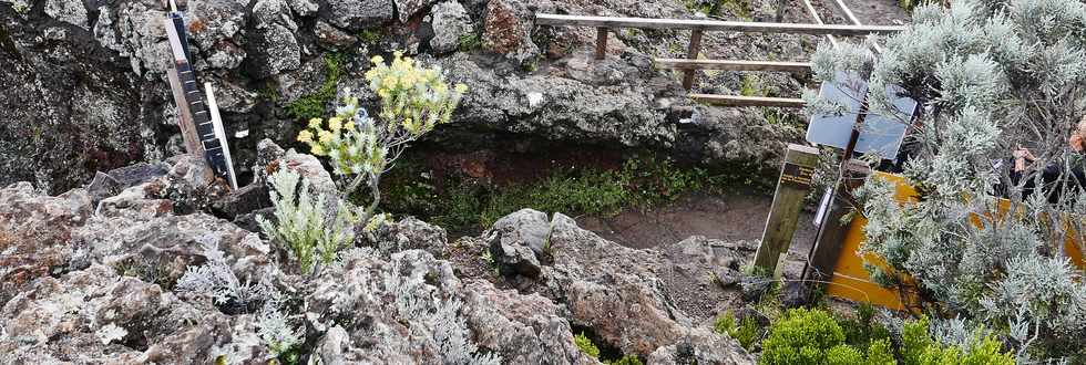 3 avril 2018 - Eruption du Piton de la Fournaise - Fissure au pied du Nez Coup de Ste-Rose -Sur le sentier entre le Piton de Partage et le Pas de Bellecombe -