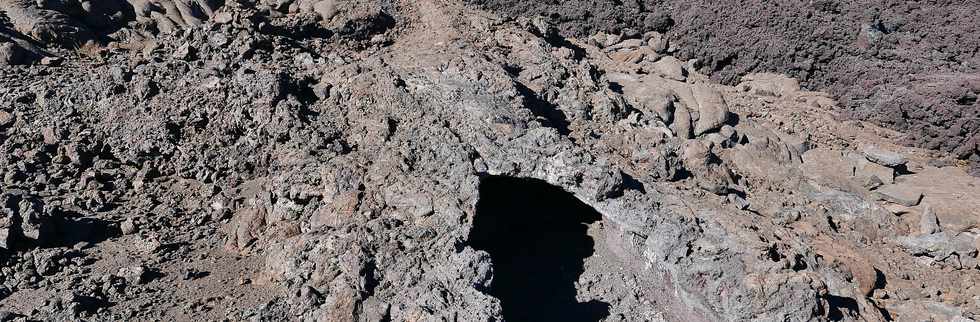 15 aot 2018 - Piton de la Fournaise - Sentier d'accs au cratre Dolomieu  -Petit tunnel de lave effondr