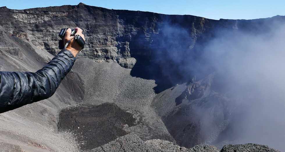 15 aot 2018 - Piton de la Fournaise - Plateforme d'observation du cratre Dolomieu - Vue sur le fond du cratre -