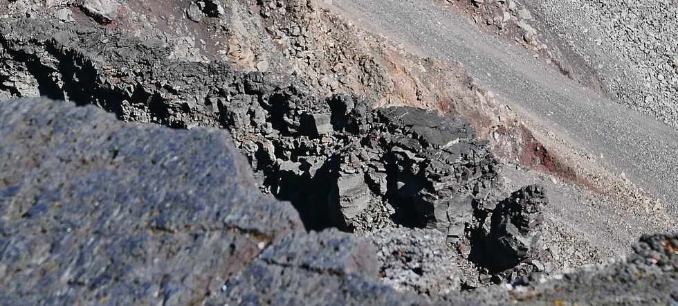 15 aot 2018 - Piton de la Fournaise - Plateforme d'observation du cratre Dolomieu - Vue sur le fond du cratre -