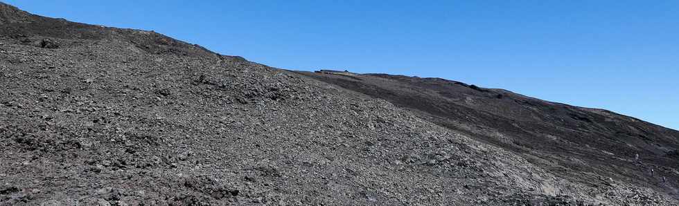 15 aot 2018 - Piton de la Fournaise - Sentier d'accs  la plateforme d'observation du cratre Dolomieu - Retour vers le Pas de Bellecombe