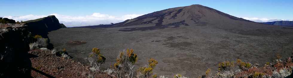 15 aot 2018 - Piton de la Fournaise -Vue depuis le parking du Pas de Bellecombe