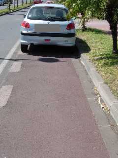 Vhicule gar sur piste cyclable