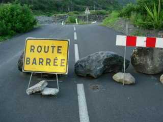 Route barre au Ouaki