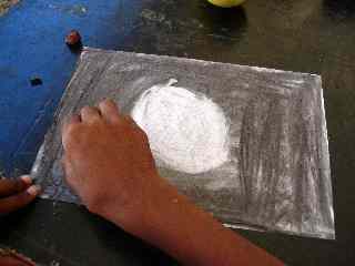 Pomme en fusain et gomme mie de pain