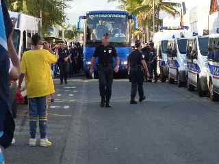 Arrive du car des Bleus au stade Volnay