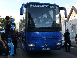 Arrive du car des Bleus au stade Volnay
