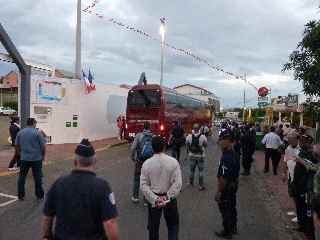 Arrive du car de l'quipe de Chine au stade Volnay