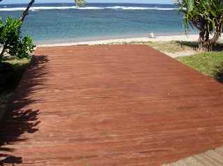 Remplacement des lattes de bois des accs  la plage de St-Pierre