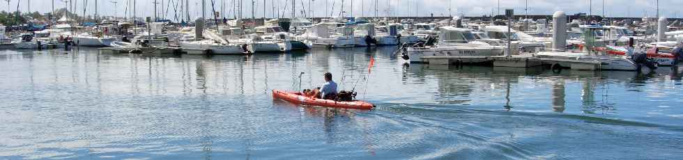 Port de St-Pierre - Festival marin - novembre 2010 - Kayak  pdales dans l'eau