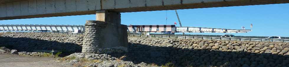 29 novembre 2011 - Chantier du pont sur la Rivire St-Etienne - Lanage du tablier sur la P6